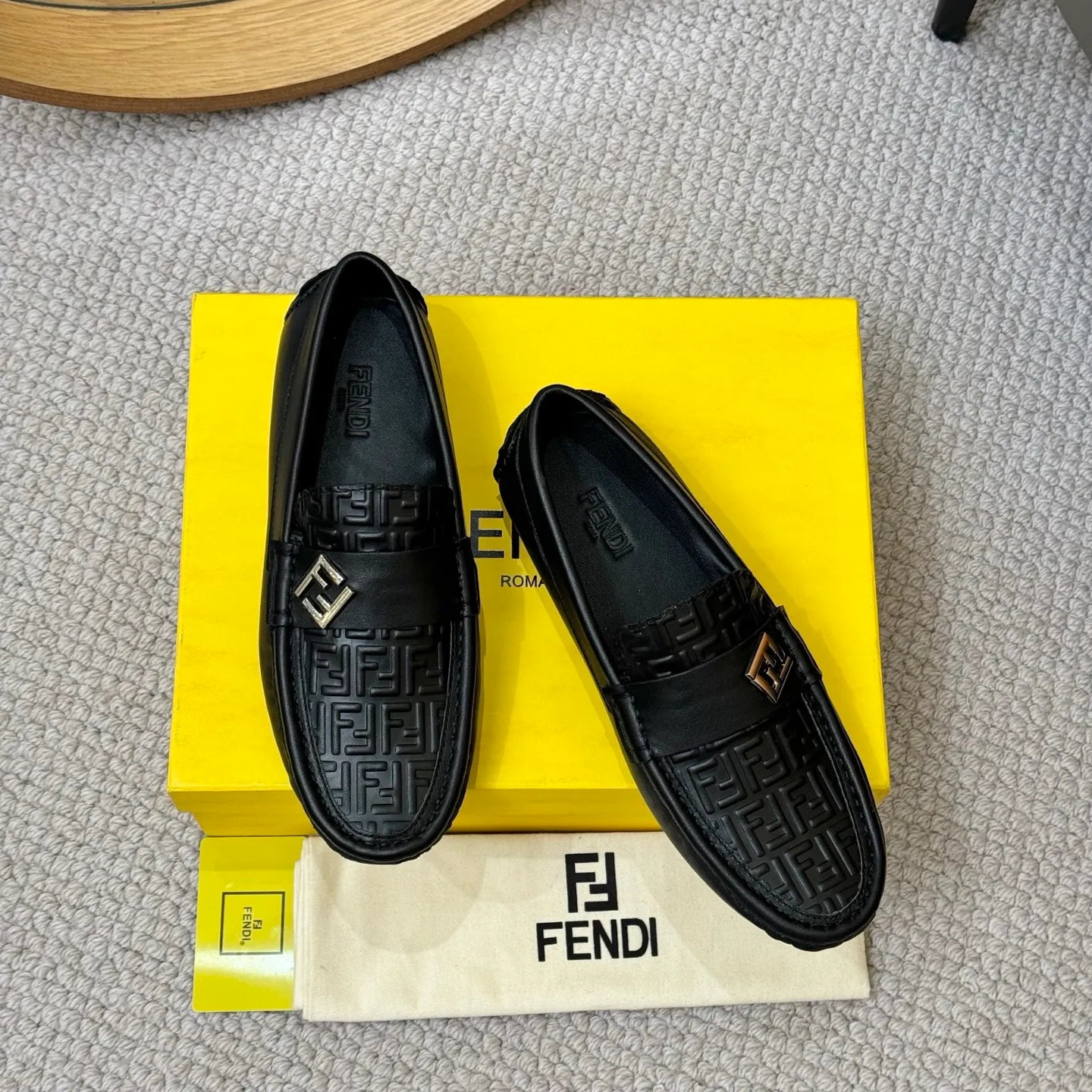Men's shoes 💰420 [FENDI Fendi] 2⃣️0⃣️2⃣️5️⃣New Milan men's fashion lazy catwalk style ✅ fashionable casual beanie shoes, imported calfskin fabric, super smooth texture, sweat-absorbent and breathable, (sheepskin lining). Metal LOGO on the shoe body, Medusa avatar, irregular avatar, high-end craftsmanship logo✅ French Loft set foot design style 👟Low-key and elegant, great on-foot effect... Men's shoe size: 38-46 (4-12)